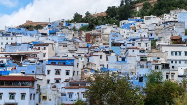 Chefchaouen, Morocco - Nisan 2018: Tepede, Fas Chefchaouen panorama, mavi şehir manzarası