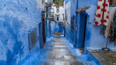 : Chefchaouen, Morocco - Nisan 2018: Fas, Kuzey Afrika: Chefchaouen şehrin güzel mavi Medine