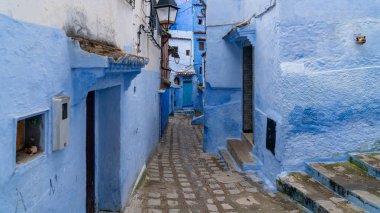 : Chefchaouen, Morocco - Nisan 2018: Fas, Kuzey Afrika: Chefchaouen şehrin güzel mavi Medine