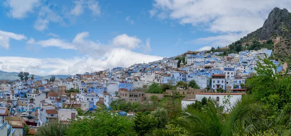 Chefchaouen, Morocco - Nisan 2018: Tepede, Fas Chefchaouen panorama, mavi şehir manzarası