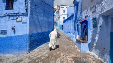 : Chefchaouen, Morocco - Nisan 2018: Chefchaouen Şehir Fas, Kuzey Afrika mavi Medine'de yürüyen kimliği belirsiz adam
