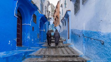 : Chefchaouen, Morocco - Nisan 2018: Chefchaouen Şehir Fas, Kuzey Afrika mavi Medine'de yürürken kimliği belirsiz erkek