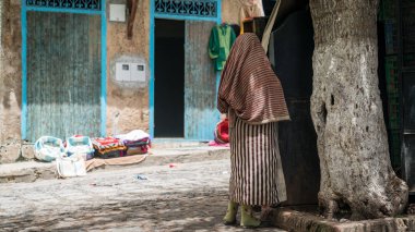 : Chefchaouen, Morocco - Nisan 2018: Chefchaouen Şehir Fas, Kuzey Afrika mavi Medine'de duran kimliği belirsiz kadın