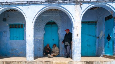 : Chefchaouen, Morocco - Nisan 2018: söz ve Fas, Kuzey Afrika: Chefchaouen şehrin mavi Medine'de sohbet kimliği belirsiz erkek