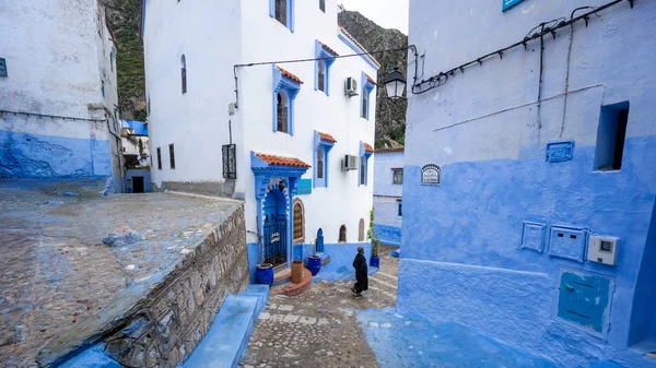 Chefchaouen Marokko April 2018 Onbekende Man Lopen Blauwe Medina Van — Stockfoto