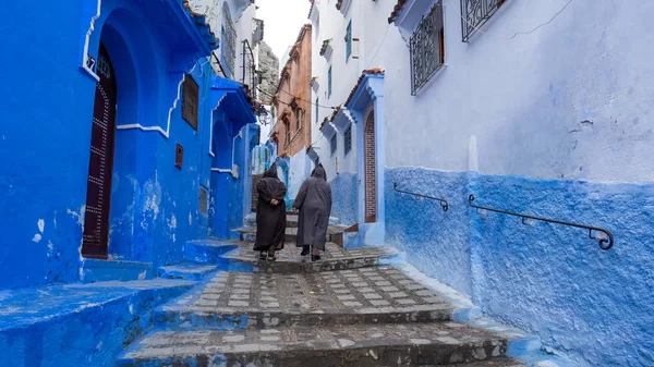 Chefchaouen Marokko April 2018 Onbekende Mannen Lopen Blauwe Medina Van — Stockfoto