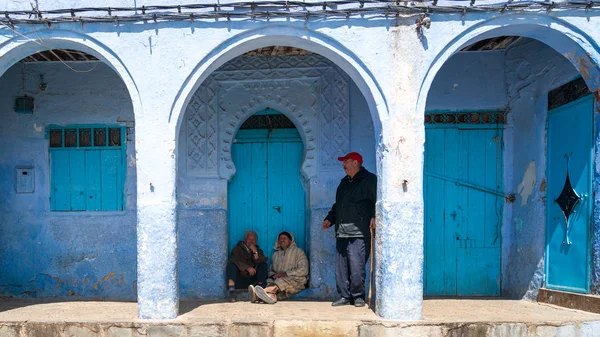 Шефшауэн Марокко Апрель 2018 Года Неизвестные Мужчины Разговаривают Общаются Синей — стоковое фото