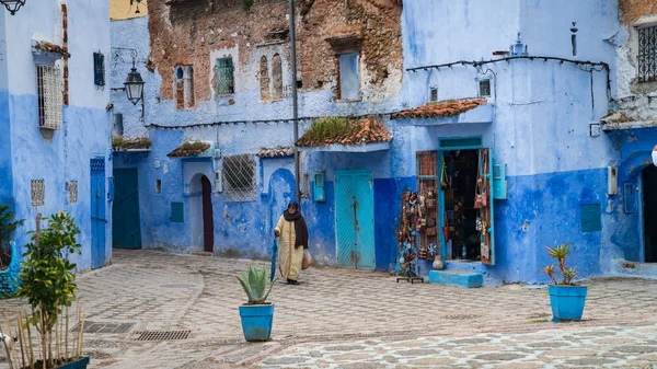 Chefchaouen Marokko April 2018 Onbekende Vrouw Wandelen Blauwe Medina Van — Stockfoto