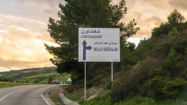 : Chefchaouen, Morocco - Nisan 2018: Yolun Fas, Kuzey Afrika Chefchaouen mavi şehir trafik oturum