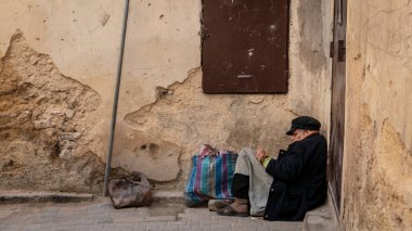 Fez, Fas - Nisan 2018: Anonim yoksul dilenci Fez, Fas sokakta.