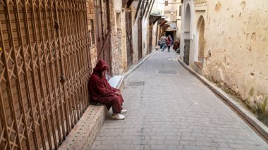 Fez, Fas - Nisan 2018: Anonim yoksul dilenci Fez, Fas sokakta.