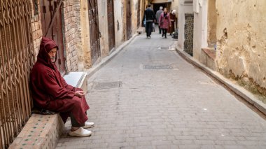 Fez, Fas - Nisan 2018: Anonim yoksul dilenci Fez, Fas sokakta.