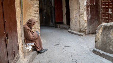 Fez, Fas - Nisan 2018: Anonim yoksul dilenci Fez, Fas sokakta.