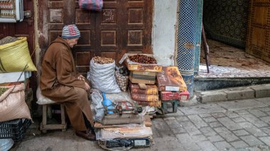 Fez, Fas - Nisan 2018: Fes, Morocco geleneksel deposundaki yerel mal satan bilinmeyen adam