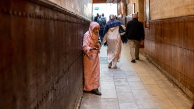 Fez, Fas - Nisan 2018: Anonim yoksul dilenci Fez, Fas sokakta.