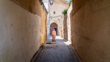 Fez, Fas - Nisan 2018: Anonim kadın Fez Medina, Fas sokakta.