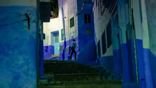 シャウエン 北アフリカのモロッコに夜景の青いメディナのシャウエン モロッコ 2018年 正体不明の男 — ストック写真