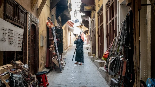 Fez, Fas - Nisan 2018: Anonim sokakta adam Fez Medina, Fas.