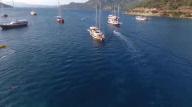 Marmaris, Türkiye - Eylül 2018: Şaşırtıcı görünümüne açık denizde güneşli gün su sporları, Marmaris, Türkiye'de yapan insanlar ile Yelkenli Yatlar