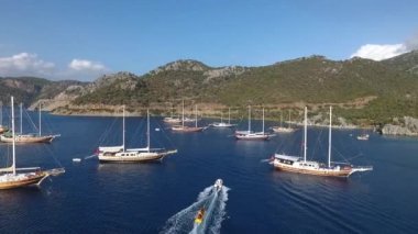Marmaris, Türkiye - Eylül 2018: Birkaç yatların tanımlanamayan bir grup insan su sporları Türkiye Ege Sahil Marmaris'de sürme muz gemisi yapıyor