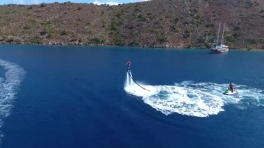 Marmaris, Türkiye - Eylül 2018: Türkiye Ege Sahil Marmaris'jetboard su sporları yapan kimliği belirsiz erkek