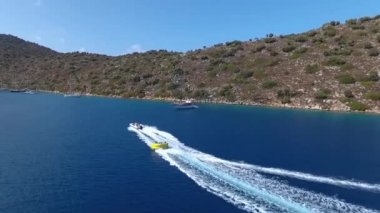 Marmaris, Türkiye - Eylül 2018: Tanımlanamayan bir grup insan su sporları Türkiye Ege Sahil Marmaris'de sürme muz gemisi yapıyor