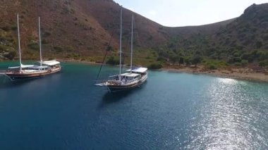 Marmaris, Türkiye - Eylül 2018: Ege Körfezi kıyılarında Türkiye'nin bir Yatlar görünümünü güneşli gün, Marmaris şaşırtıcı.