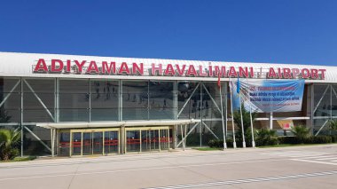Adıyaman, Türkiye - Temmuz 2018: Adıyaman Havaalanı bina, Havaalanı Adıyaman, Türkiye üzerinde okuma işareti.