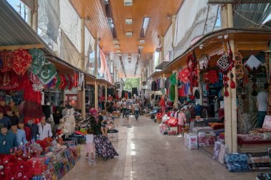 Adıyaman, Türkiye - Temmuz 2018: adıyaman şehir tarihi eski Oturakci ın Bazaarı eski şehrin Türkiye içinde alışveriş Tanımlanamayan kişi