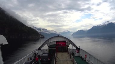 Bergern, Norveç - Mayıs 2016: arabalar ve kamyonlar Over Water bir feribot yolculuğu ulaşım görüldüğü gibi güzel Norveç manzara