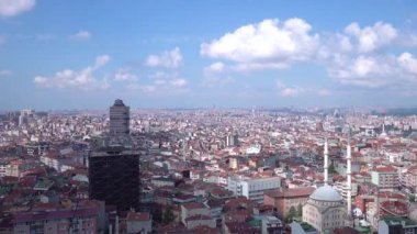 İstanbul, Türkiye - Ağustos 2018: Timelapse Istanbul manzara güneşli bir toplu konut binalar