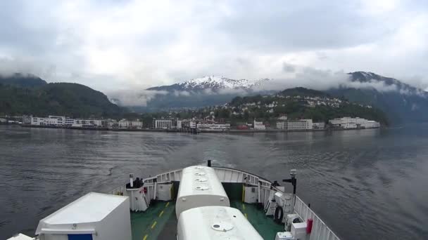 Bergern ノルウェー 2016年 美しいノルウェーの風景車やトラックに水のフェリー乗り輸送から見た — ストック動画