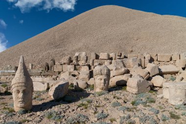 Türkiye 'nin Adiyaman kentindeki Nemrut Dağı' nın tepesinde Commagene heykeli yıkıldı. 2150 metre yüksekliğindeki Nemrut Dağı 'nın tepesindeki taş başları. Türkiye
