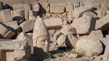 Türkiye 'nin Adiyaman kentindeki Nemrut Dağı' nın tepesinde Commagene heykeli yıkıldı. 2150 metre yüksekliğindeki Nemrut Dağı 'nın tepesindeki taş başları. Türkiye