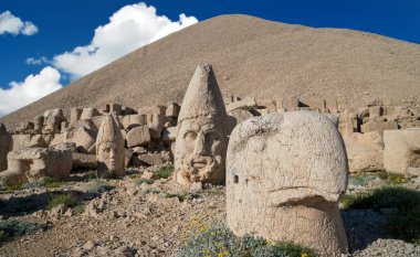 Türkiye 'nin Adiyaman kentindeki Nemrut Dağı' nın tepesinde Commagene heykeli yıkıldı. 2150 metre yüksekliğindeki Nemrut Dağı 'nın tepesindeki taş başları. Türkiye