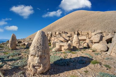 Türkiye 'nin Adiyaman kentindeki Nemrut Dağı' nın tepesinde Commagene heykeli yıkıldı. 2150 metre yüksekliğindeki Nemrut Dağı 'nın tepesindeki taş başları. Türkiye
