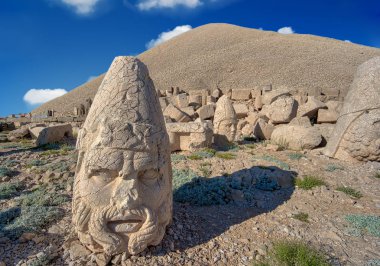 Türkiye 'nin Adiyaman kentindeki Nemrut Dağı' nın tepesinde Commagene heykeli yıkıldı. 2150 metre yüksekliğindeki Nemrut Dağı 'nın tepesindeki taş başları. Türkiye