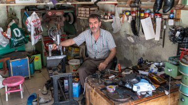Adıyaman, Türkiye - Temmuz 2018: adıyaman şehir tarihi eski Oturakci ın Bazaarı eski şehrin Türkiye içinde atölyesinde dinlenme tanımlanamayan ustası