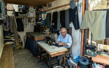 Adıyaman, Türkiye - Temmuz 2018: geleneksel handycrafts pazarda adıyaman şehir tarihi eski Oturakci eski şehrin Türkiye içinde çalıştığı terzi