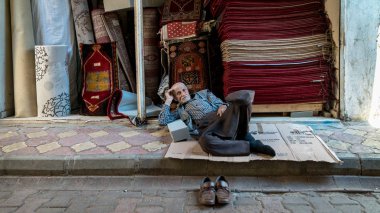 Adıyaman, Türkiye - Temmuz 2018: Tanımlanamayan ihtiyar adıyaman şehir tarihi eski Oturakci ın Bazaarı eski şehrin Türkiye içinde dinlenme