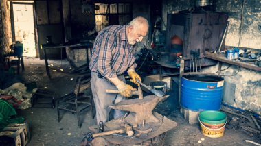 Adıyaman, Türkiye - Temmuz 2018: geleneksel handycrafts pazarda adıyaman şehir tarihi eski Oturakci eski şehrin Türkiye içinde çalıştığı terzi