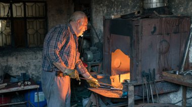 Adıyaman, Türkiye - Temmuz 2018: geleneksel handycrafts pazarda adıyaman şehir tarihi eski Oturakci eski şehrin Türkiye içinde çalıştığı terzi