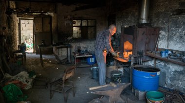 Adıyaman, Türkiye - Temmuz 2018: geleneksel handycrafts pazarda adıyaman şehir tarihi eski Oturakci eski şehrin Türkiye içinde çalıştığı terzi