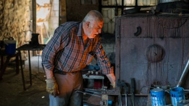 Adıyaman, Türkiye - Temmuz 2018: geleneksel handycrafts pazarda adıyaman şehir tarihi eski Oturakci eski şehrin Türkiye içinde çalıştığı terzi