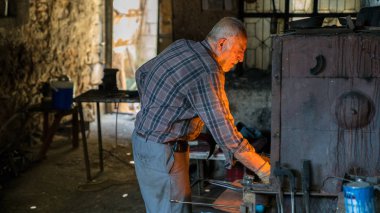 Adıyaman, Türkiye - Temmuz 2018: geleneksel handycrafts pazarda adıyaman şehir tarihi eski Oturakci eski şehrin Türkiye içinde çalıştığı terzi