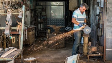 Adıyaman, Türkiye - Temmuz 2018: geleneksel handycrafts pazarda adıyaman şehir tarihi eski Oturakci eski şehrin Türkiye içinde çalıştığı terzi