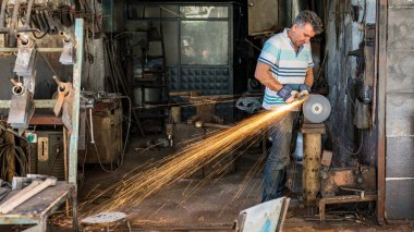 Adıyaman, Türkiye - Temmuz 2018: geleneksel handycrafts pazarda adıyaman şehir tarihi eski Oturakci eski şehrin Türkiye içinde çalıştığı terzi