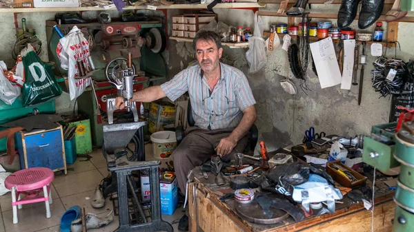 Adıyaman, Türkiye - Temmuz 2018: adıyaman şehir tarihi eski Oturakci ın Bazaarı eski şehrin Türkiye içinde atölyesinde dinlenme tanımlanamayan ustası
