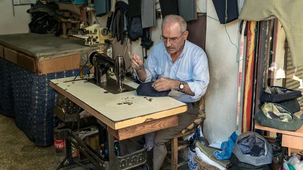 Adiyaman Turquía Julio 2018 Sastre Trabajando Artesanías Tradicionales Antiguo Bazar — Foto de Stock