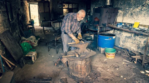 Adıyaman, Türkiye - Temmuz 2018: geleneksel handycrafts pazarda adıyaman şehir tarihi eski Oturakci eski şehrin Türkiye içinde çalıştığı terzi